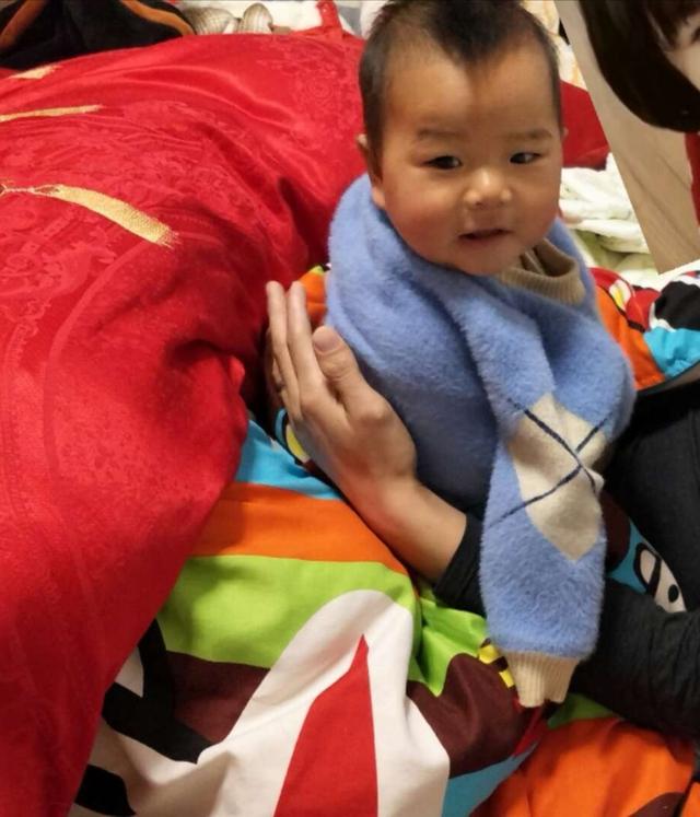 奇葩爸爸给娃穿衣：胳膊塞到裤筒，还觉得没问题，网友：另类时尚