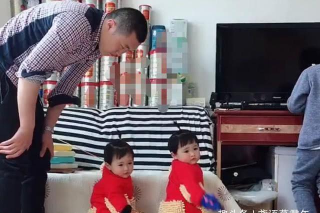 “佛系奶爸”遛娃拖地两不误，萌娃硬是被奶爸当成了“拖把侠”
