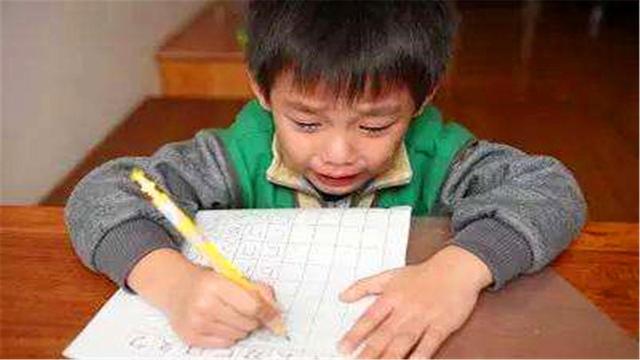 实力坑娃？这位小学生的名字有88个笔画，名字没写完就要交卷了