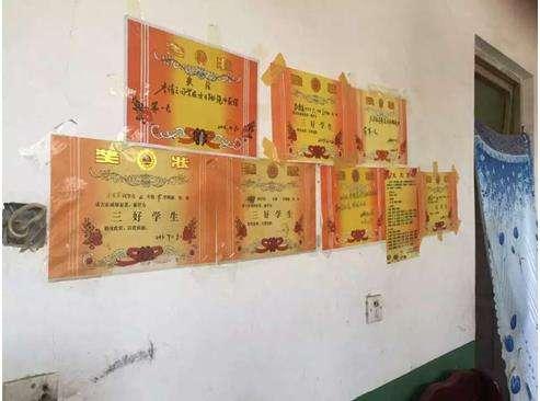孩子带奖状回家，妈妈欣慰的打开，看到上面的字后无法淡定