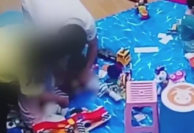 两孩子游乐城里起争执，引发双方家长大打出手