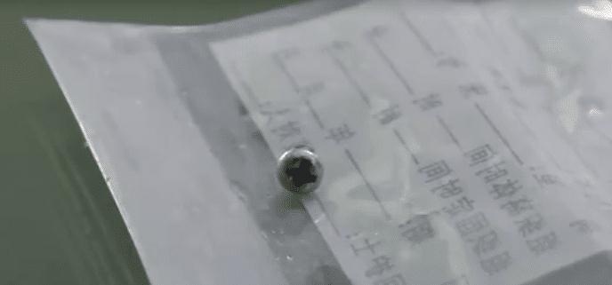 男童误食玩具上的细小螺丝钉，情况危急，经过手术后最终脱离危险