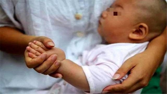 随手给宝宝''盖被子''，孩子却再也醒不过来，宝妈：恨自己太无知