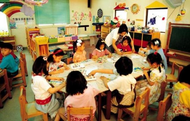 女儿刚上幼儿园，母亲不放心一天看好几遍，老师看透母亲小心思