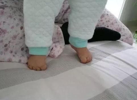 宝宝3个月就会“站”，奶奶逢人就夸，医生的话却让妈妈愁了
