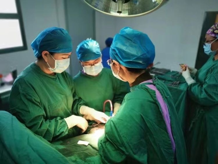 在生产前后，有3个特征可能暗示“羊水栓塞”，产妇及时告诉医生