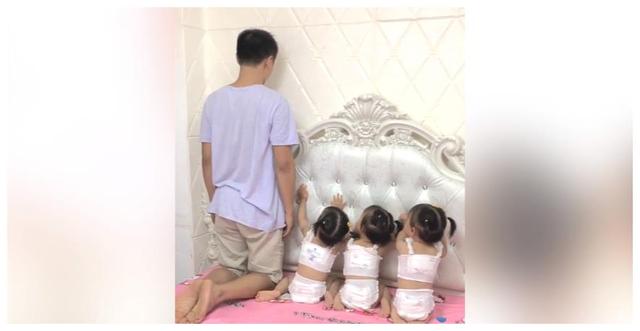 三胞胎萌娃惹妈妈生气被罚跪，爸爸帮忙也躺枪，同病相怜啊