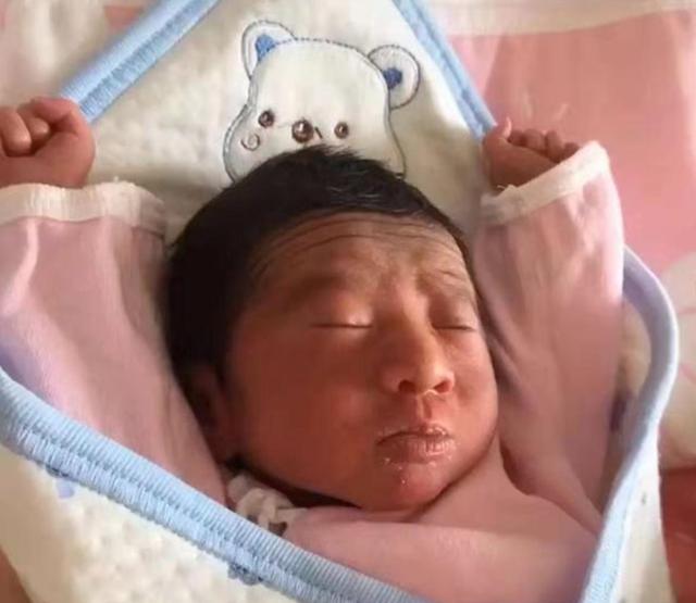 女儿刚出生就被妈妈嫌丑，3个月后却长成“首富模样”