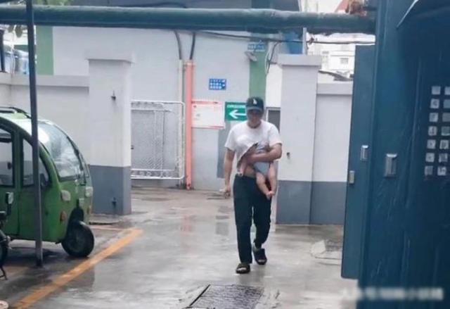 “不靠谱奶爸”带娃躲雨火了，萌娃一脸无奈：考虑过我的感受吗？
