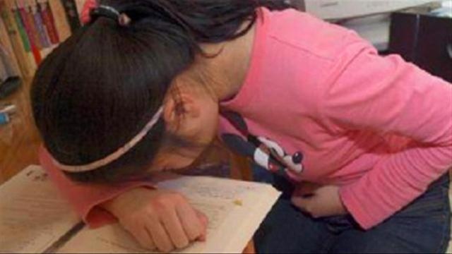 ''妈妈，我的裤子出血了''，闺女初来例假，高情商妈妈应该这样做