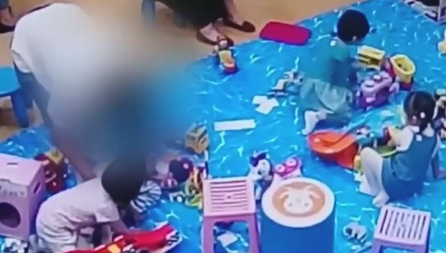 两孩子游乐城里起争执，引发双方家长大打出手