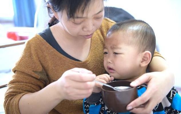 3岁孩子吃饭还要奶奶追着喂，姥姥只用1招，就让孩子乖乖吃饭