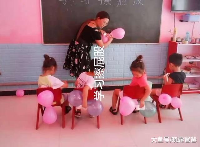 幼儿园老师用气球当屁股模型，教宝宝擦屁屁，网友：万一炸了咋办