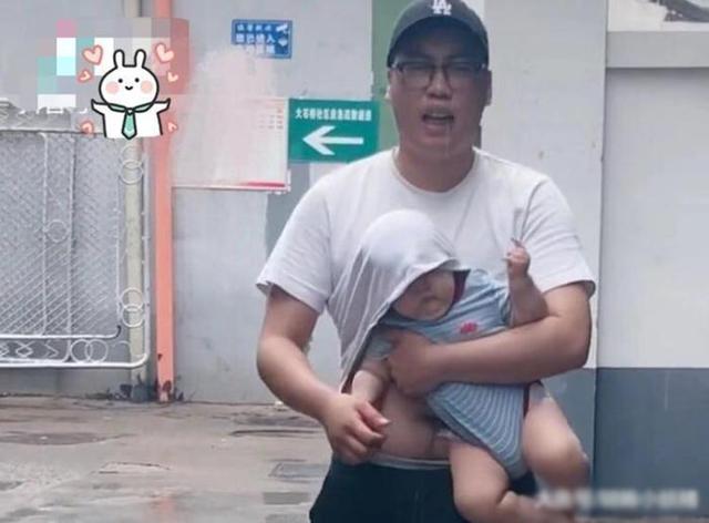 “不靠谱奶爸”带娃躲雨火了，萌娃一脸无奈：考虑过我的感受吗？