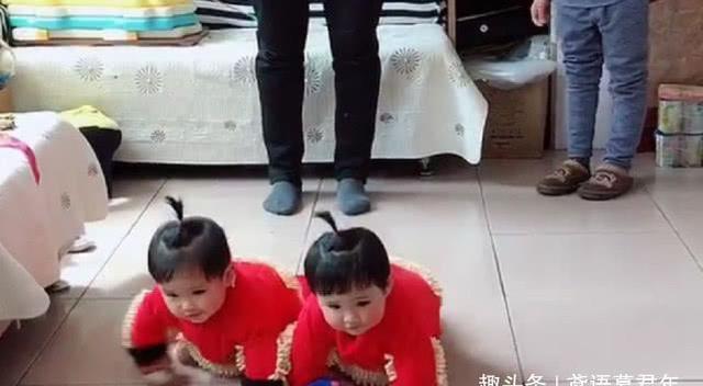 “佛系奶爸”遛娃拖地两不误，萌娃硬是被奶爸当成了“拖把侠”