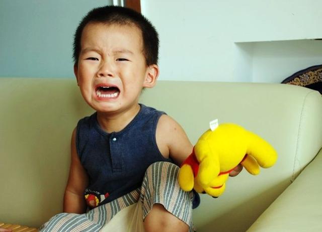 妈妈面对眼睛进了干燥剂的儿子，吓的丧失常识“检索功能”