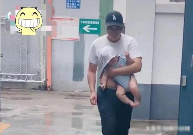 “不靠谱奶爸”带娃躲雨火了，萌娃一脸无奈：考虑过我的感受吗？
