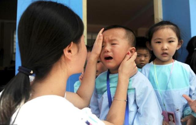 女儿刚上幼儿园，母亲不放心一天看好几遍，老师看透母亲小心思