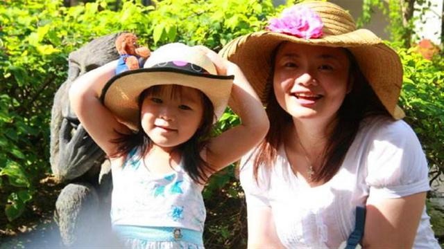 ''妈妈，我的裤子出血了''，闺女初来例假，高情商妈妈应该这样做
