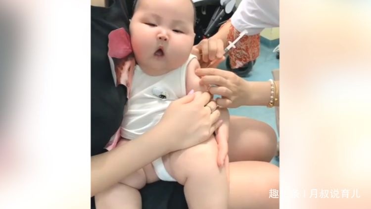 宝宝打针真是太可爱了，哭着的表情满脸都是控诉, 我也被萌到了