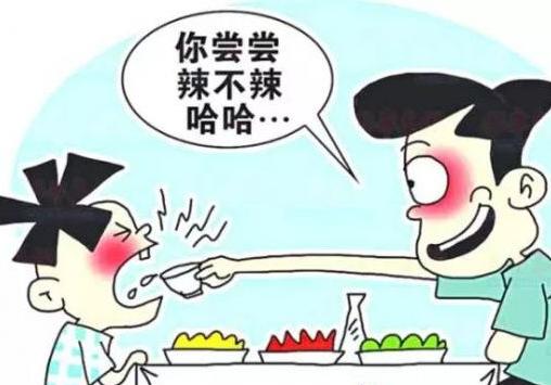 长辈饭桌上这样“逗”孩子，父母要及时制止，别不当回事