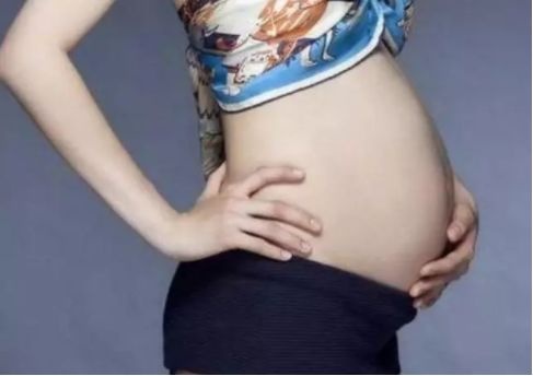 孕期时，孕妈若出现4种征兆，多半是“羊水”变少，要懂得