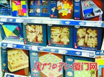 厦门市面上益智玩具热销 价格从几十元到千元不等