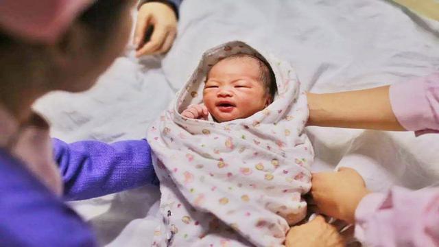 同样是夸孩子长得漂亮，像爸爸和像妈妈有啥不同？一石三鸟了解下