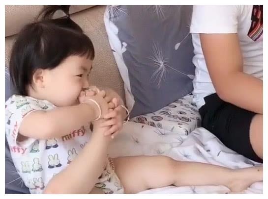 奶爸萌宝互闻脚丫，萌娃闻后一脸“生无可恋”，网友：真是个戏精