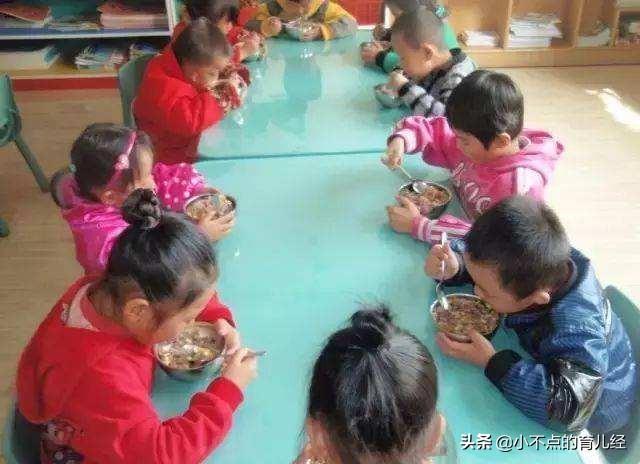 孩子要上幼儿园了，妈妈想给老师“送礼”，爸爸一番话说中痛点