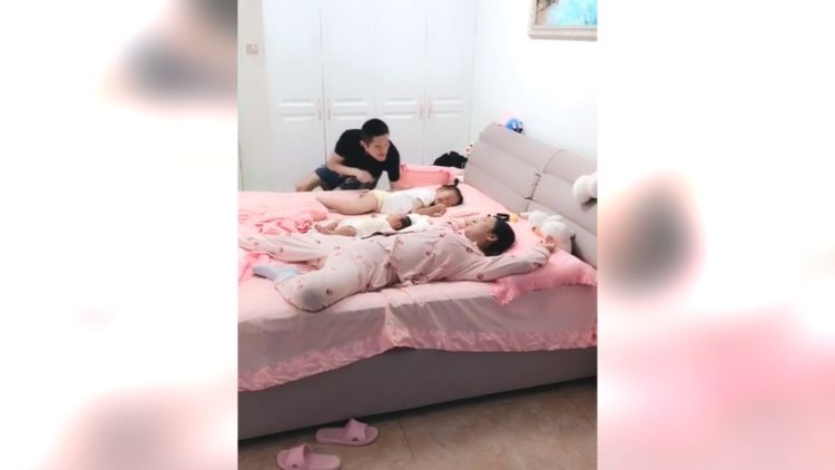自从生了二宝，家里床上就没有床位了，爸爸表示好心酸