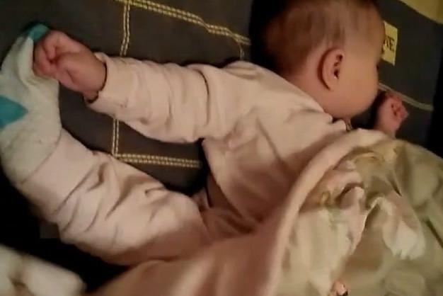 女子半夜上厕所，并且检查宝宝睡眠，掀开被子，顿时笑喷