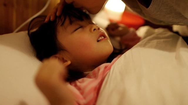 孩子到点不睡觉，为什么需要打骂后哭完才睡？父母早知道早受益
