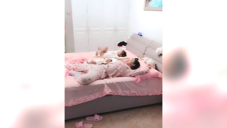 自从生了二宝，家里床上就没有床位了，爸爸表示好心酸