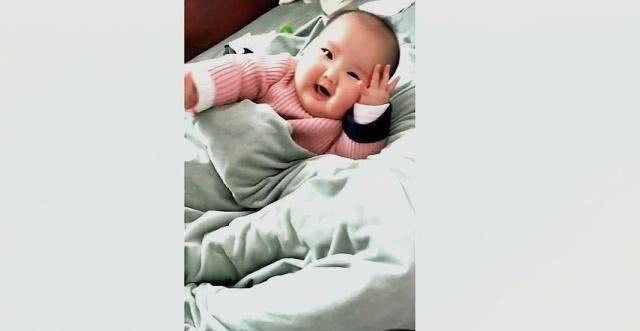 萌娃摆好姿势等吃饭，这动作也没谁了，网友：你也太可爱了吧