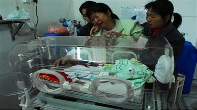 随手给宝宝''盖被子''，孩子却再也醒不过来，宝妈：恨自己太无知
