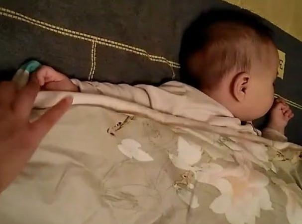 女子半夜上厕所，并且检查宝宝睡眠，掀开被子，顿时笑喷