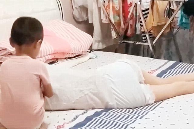 妈妈熟睡，儿子将雪糕塞进妈妈睡衣里，妈妈：我给自己生了个祖宗