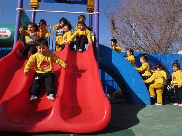 男孩游乐场玩滑梯碰倒女娃，对方老人口无遮掩，宝妈反怼很精彩