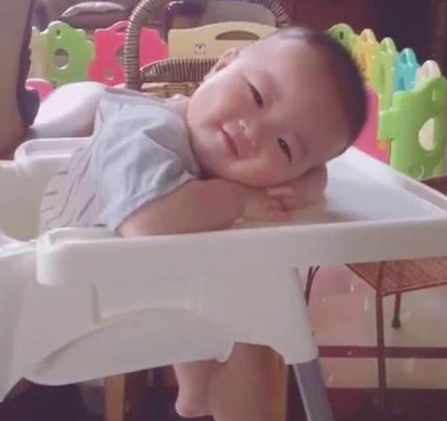 喂完孩子，妈妈抓紧时间吃饭，回头看了下宝宝，心都融化了