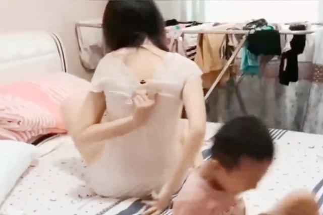 妈妈熟睡，儿子将雪糕塞进妈妈睡衣里，妈妈：我给自己生了个祖宗