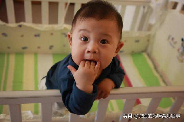 新生儿吃手指需要制止吗？家长用错方法小心“毁了”孩子安全感