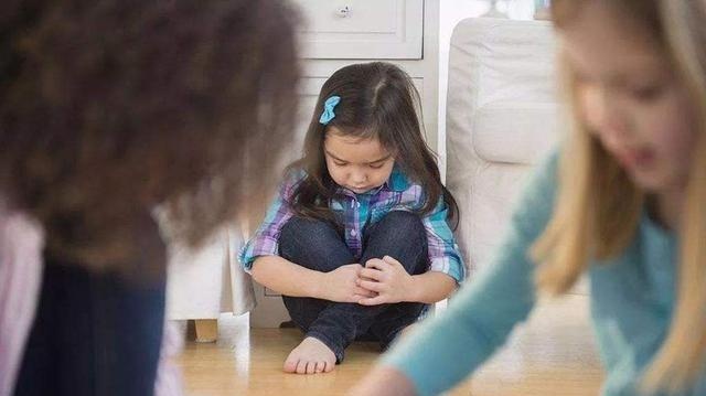4岁女孩幼儿园被排挤，只因一件衣服，看完你还敢给孩子这样穿吗