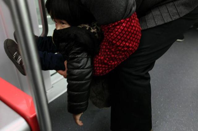 妈妈带着孩子当众尿尿被骂？这次体谅和理解才是王道，我站她