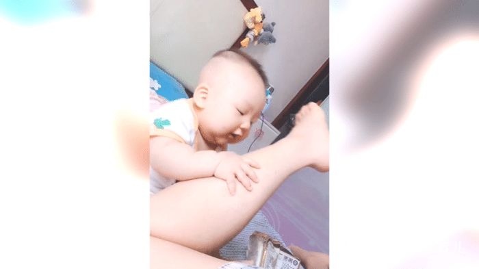 宝宝动作很可爱，这是在专业抱大腿吧？是不是想到了鸡腿呢？