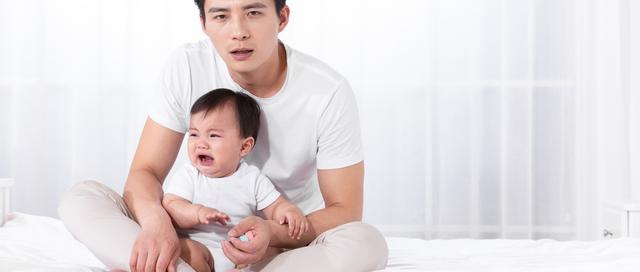 手脚乱蹬、口臭、放屁？那是新生儿有话要说！家长们收到了吗？