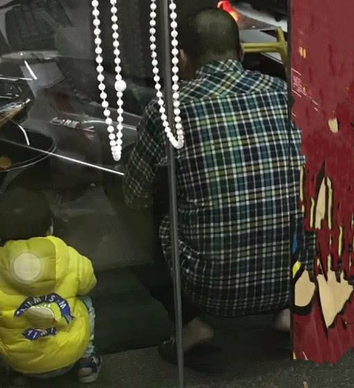 “偷吃父子”蹲在地上吃冰淇淋走红，宝宝学着奶爸的样子神还原