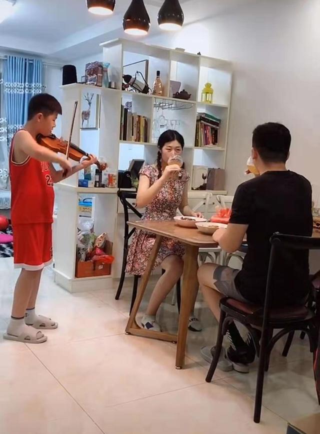 爸妈享用烛光晚餐，强迫儿子“卖艺”，网友：养儿千日，用儿一时
