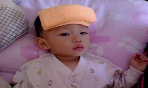 孩子半夜发烧，该选择冷敷还是热敷？选错了孩子容易遭罪