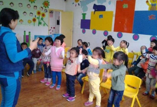 孩子赖妈妈身上不愿去幼儿园？家长用5个方法，让孩子轻松入园